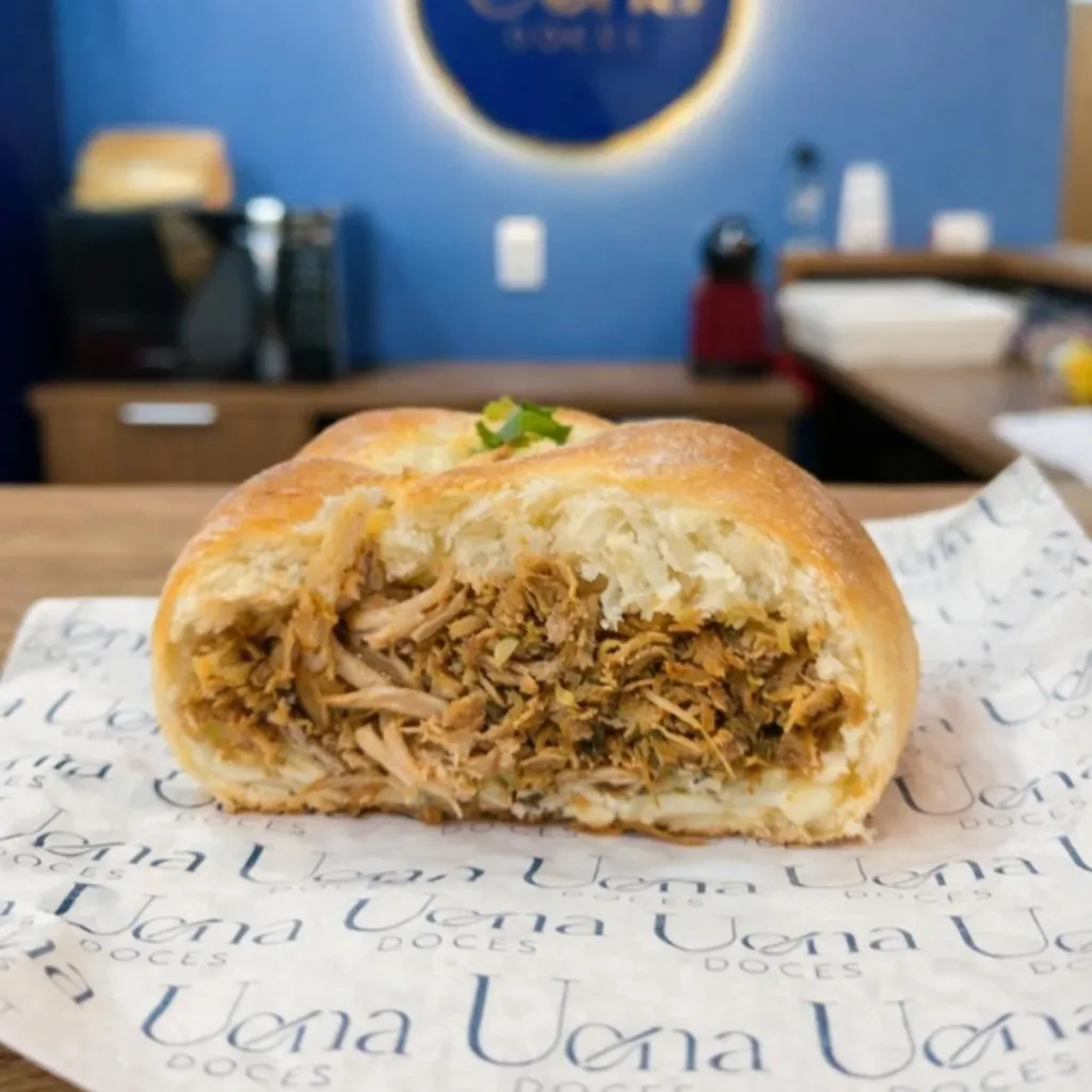 [UENA-CF-074] Salgado de Pernil com Requeijão